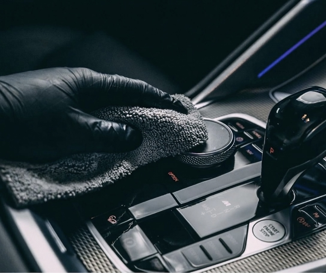 Detailing intérieur en cours – CVM Auto